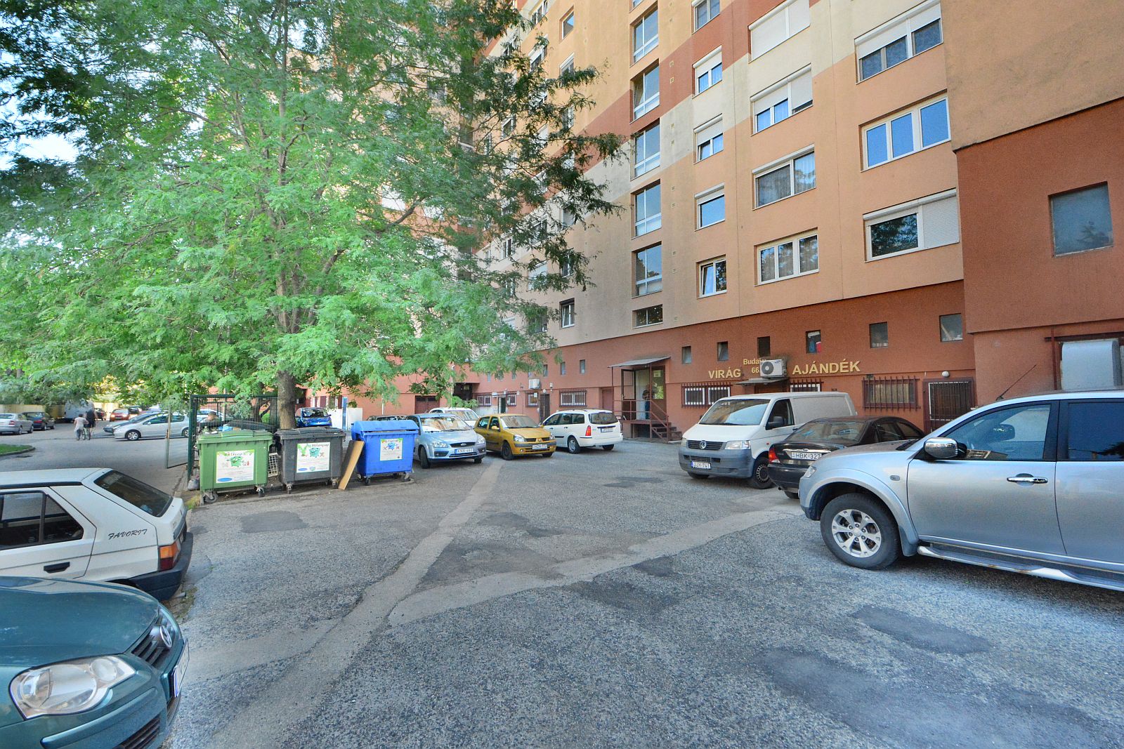 Megújul az épületek mögötti burkolat a Budai út 64-68. között